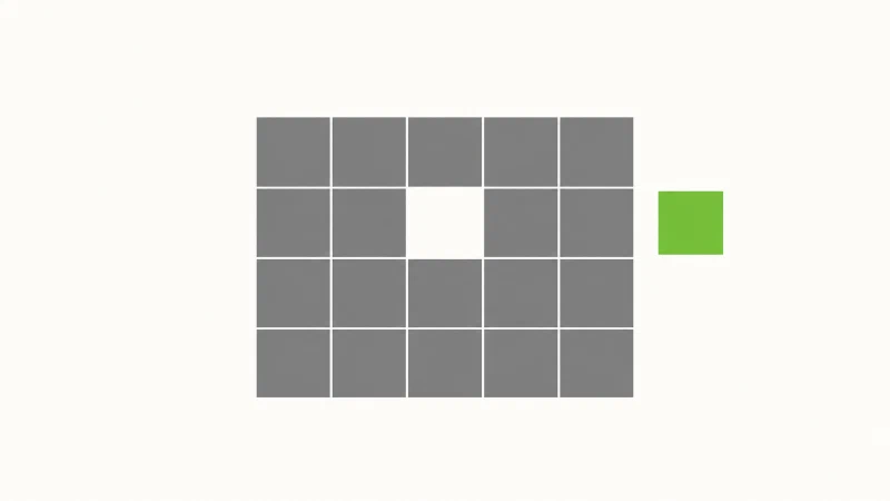 Grauer Block mit einer einzelnen grünen Lücke auf hellem Grund als Sinnbild für eine Sicherheitslücke in der Web-Infrastruktur